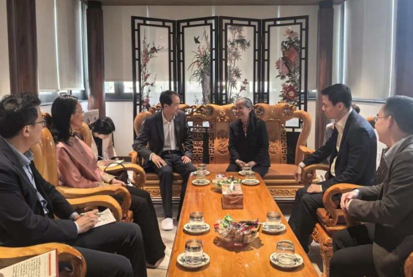 中国驻越南大使何炜和夫人看望前越共中央总书记阮富仲遗孀吴氏敏