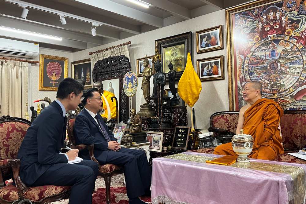 中国驻泰国大使张建卫拜会颂德通猜副僧王 向其致以新春祝福