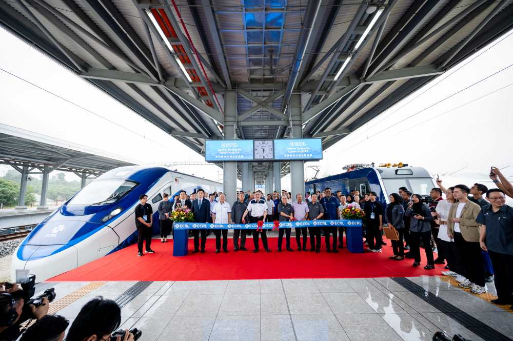 马来西亚东海岸铁路动车组和电力机车启用仪式在关丹举行