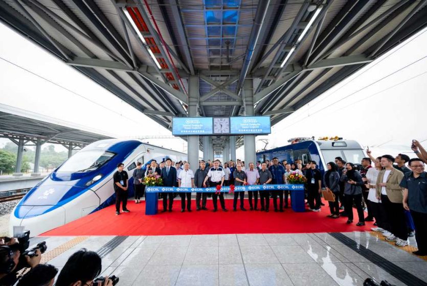 马来西亚东海岸铁路动车组和电力机车启用仪式在关丹举行