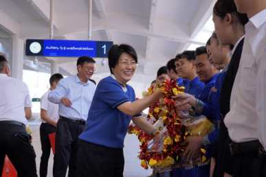 2026年春节前夕中国驻老挝大使方虹慰问中资企业一线员工