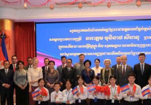 柬埔寨太后莫尼列同中国驻柬使馆外交官共庆新春佳节