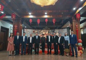 中国驻老挝大使方虹分别会见到中国使馆祝贺新春的老挝各界客人