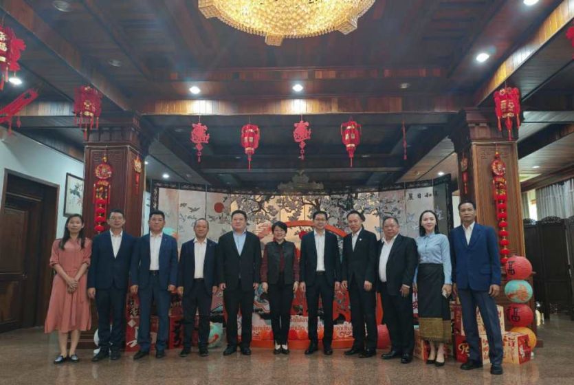 中国驻老挝大使方虹分别会见到中国使馆祝贺新春的老挝各界客人