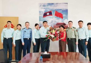 中国驻老挝大使方虹春节慰问中国军队援老医疗队全体队员
