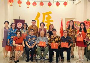 中国驻泗水总领事叶素走访慰问印尼三宝垄市华社华校