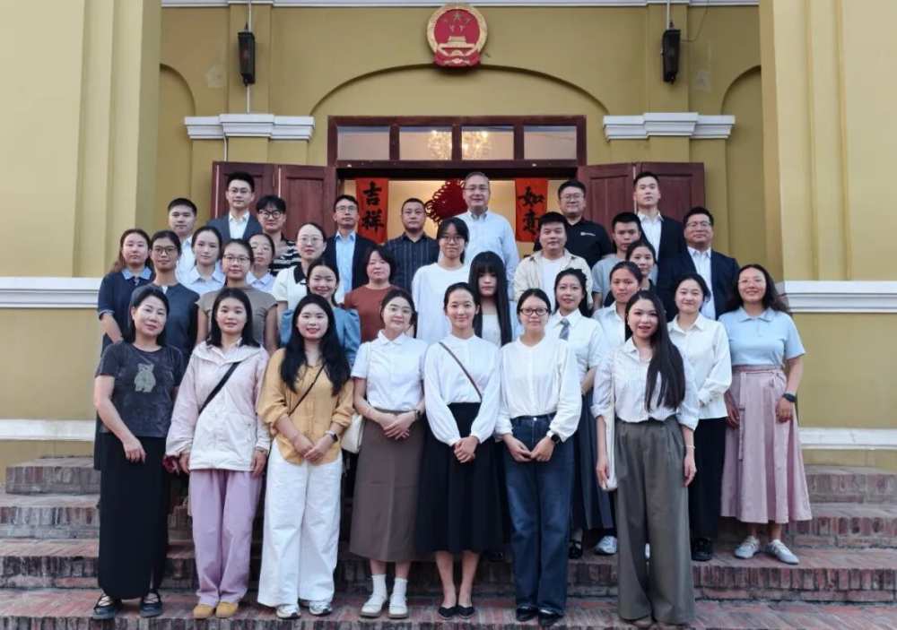 中国驻琅勃拉邦总领馆举行领区中方中文教师新春&ldquo;团圆饭&rdquo;活动