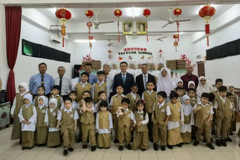 中国驻文莱大使陈少春走访文莱淡布隆区华文培育学校