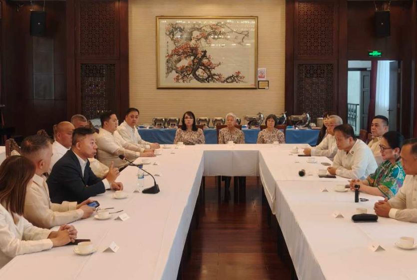 中国驻菲律宾大使井泉同菲中友好协会代表座谈交流