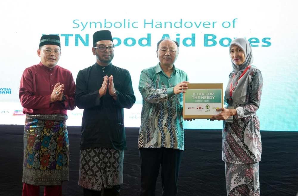 中国驻马来西亚大使和马来西亚总理府宗教事务部长共同出席斋月食品包捐赠仪式