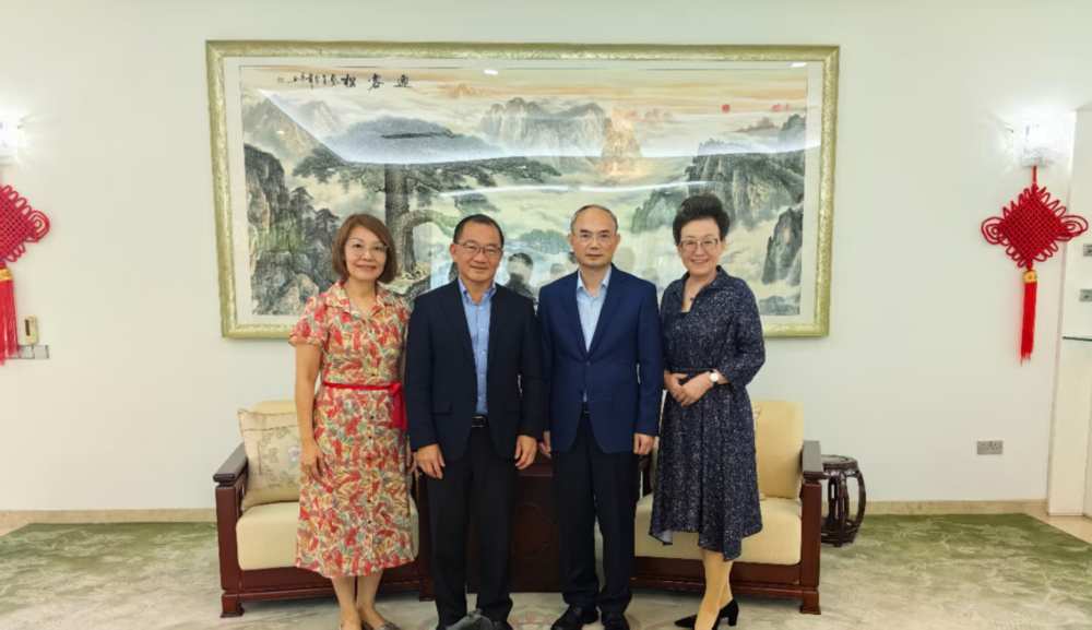 中国驻新加坡大使曹忠明会见新加坡国会议长谢健平 就中新关系和立法机构交往等交换意见