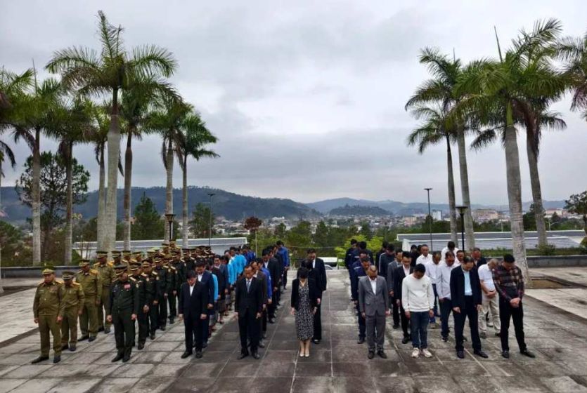 中老共同祭扫老挝川圹省中国烈士陵园