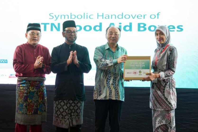 中国驻马来西亚大使和马来西亚总理府宗教事务部长共同出席斋月食品包捐赠仪式