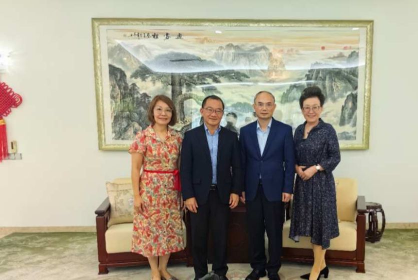 中国驻新加坡大使曹忠明会见新加坡国会议长谢健平 就中新关系和立法机构交往等交换意见