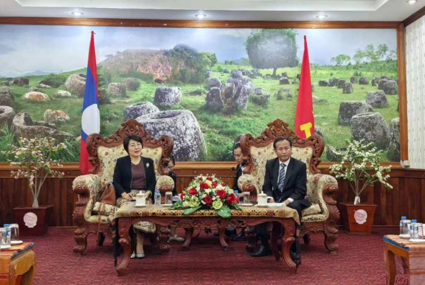 中国驻老挝大使方虹访问老挝川圹省