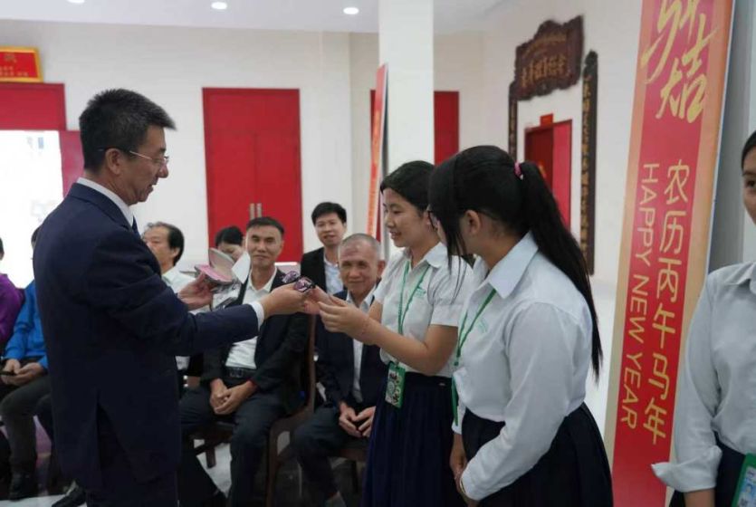 中国华侨公益基金会助力1258名柬埔寨华校学生打开清晰视界