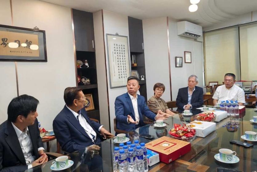 中国驻菲律宾大使井泉走访菲律宾华文媒体