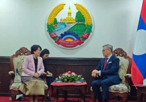 中国驻老挝大使方虹会见老挝副总理兼外长通沙万