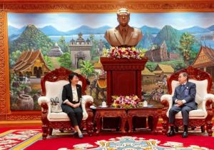 中国驻老挝大使方虹拜会老挝国会主席赛宋蓬