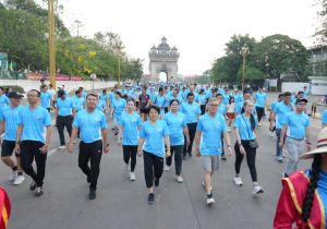 中国驻老挝大使方虹与老挝外长通沙万共同庆祝澜湄合作首次领导人会议召开10周年