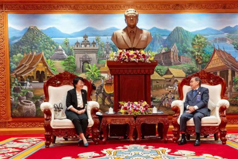 中国驻老挝大使方虹拜会老挝国会主席赛宋蓬