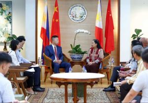 中国驻菲律宾大使会见菲律宾旅游部代理部长 讨论增加更多中菲直飞航线