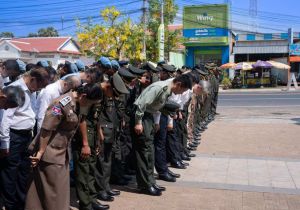 中柬各界代表和华人华侨赴柬埔寨磅湛省凭吊中国维和烈士