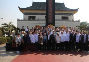 中国驻菲律宾大使井泉率外交官赴马尼拉华侨义山祭奠华侨抗日英烈