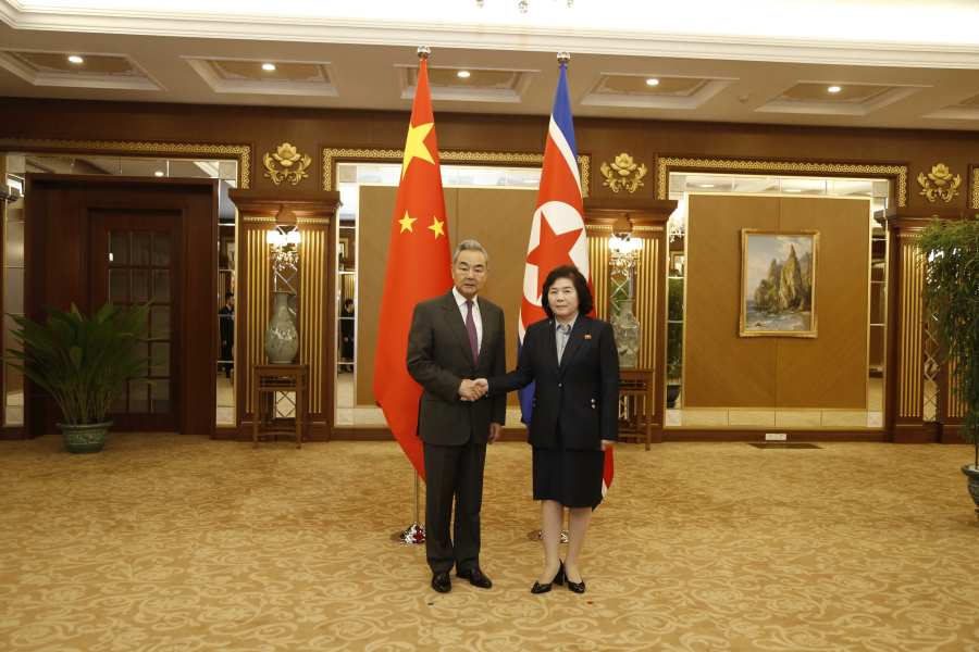 中国外交部长王毅同朝鲜外相崔善姬举行会谈