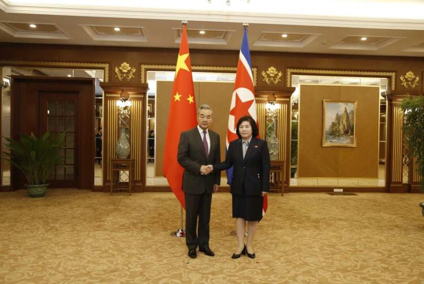 中国外交部长王毅同朝鲜外相崔善姬举行会谈