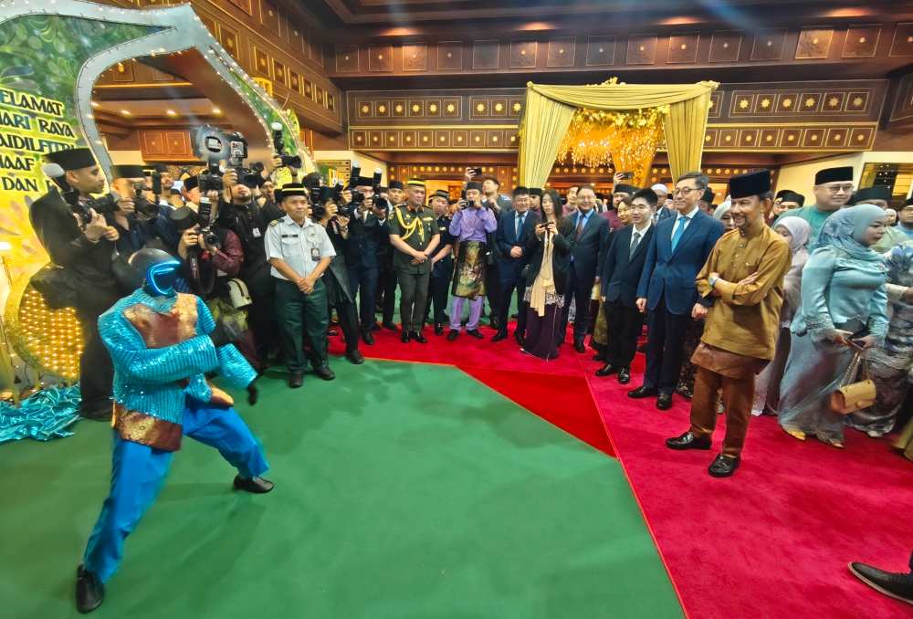 中国具身智能机器人在文莱首秀 为文莱苏丹和民众表演武术和舞蹈