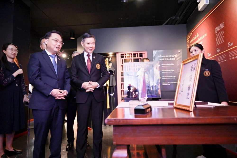 中国驻泰国大使张建卫走访泰国华侨报德善堂