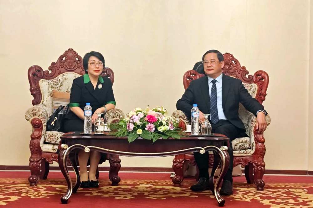 中国驻老挝大使方虹拜会老挝总理宋赛 祝贺其连任总理