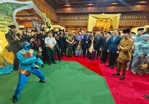 中国具身智能机器人在文莱首秀 为文莱苏丹和民众表演武术和舞蹈