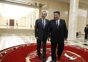 朝鲜最高领导人金正恩会见中国外交部长王毅