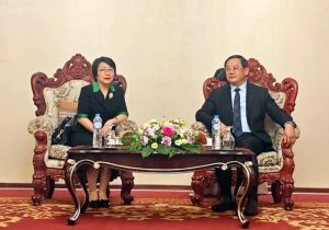 中国驻老挝大使方虹拜会老挝总理宋赛 祝贺其连任总理