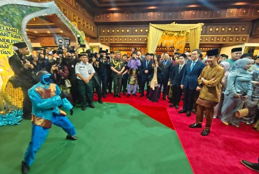 中国具身智能机器人在文莱首秀 为文莱苏丹和民众表演武术和舞蹈