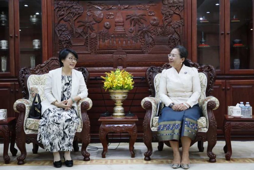 中国驻老挝大使方虹拜会老挝中央书记处书记、央行行长本坎