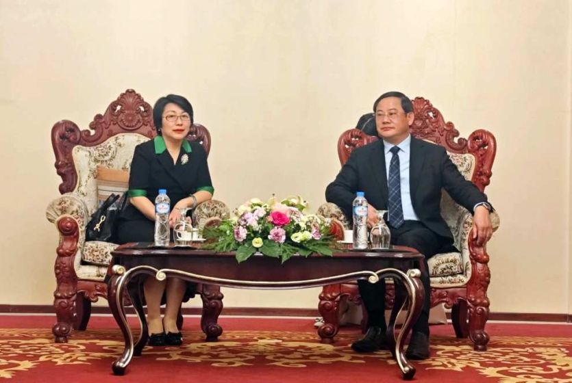 中国驻老挝大使方虹拜会老挝总理宋赛 祝贺其连任总理