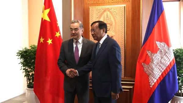 中国外长王毅同柬埔寨副首相兼外交大臣举行会谈 中方将持续为柬泰双方重建互信而努力