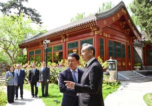 中国外长王毅会见老挝常务副总理沙伦赛  