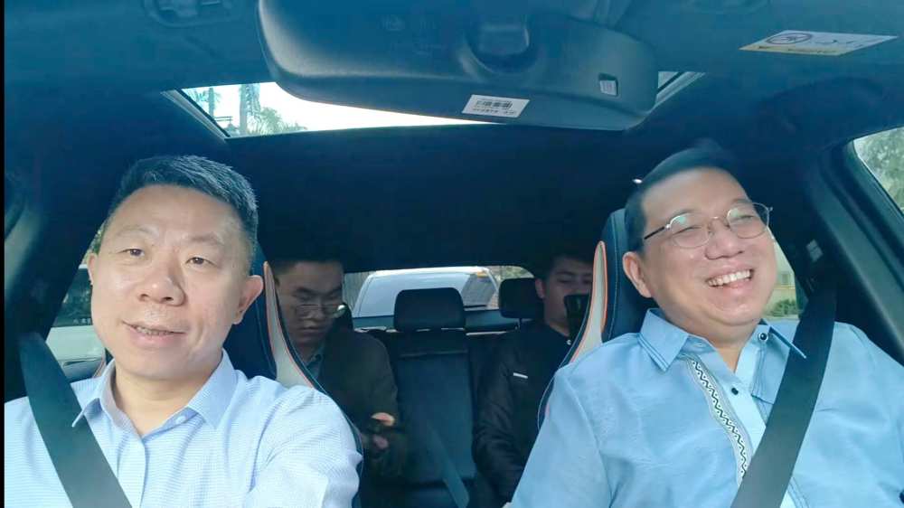 中国比亚迪电动车在菲律宾销量进入前三名 中国大使邀菲官员共同试驾