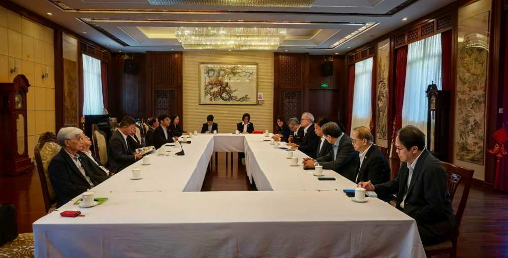 中国驻菲律宾大使井泉会见菲华工商总会代表