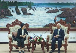 中国驻老挝大使方虹拜会老挝党中央政治局委员、中宣部长坎潘
