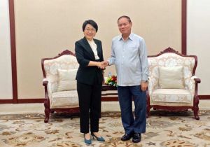 中国驻老挝大使方虹拜会老挝党中央政治局委员、中央书记处常务书记维莱