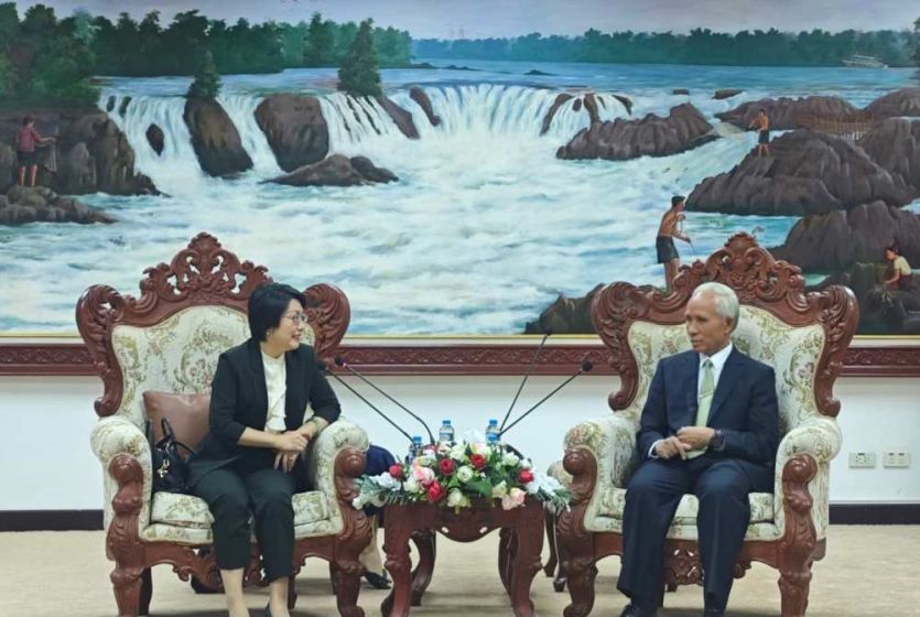 中国驻老挝大使方虹拜会老挝党中央政治局委员、中宣部长坎潘