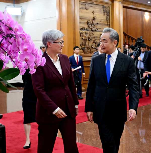 中国外长王毅同澳大利亚外长黄英贤举行第八轮中澳外交与战略对话