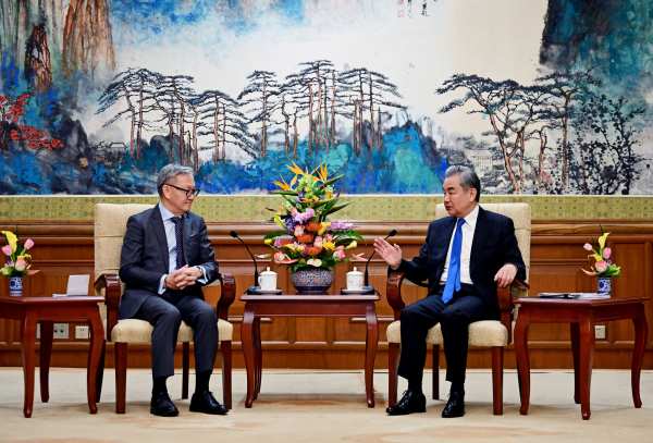 中国外交部长王毅会见老挝副总理兼外长通沙万