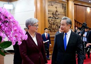 中国外长王毅同澳大利亚外长黄英贤举行第八轮中澳外交与战略对话