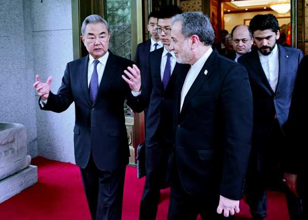 中国外交部长王毅同伊朗外长举行会谈: 全面止战刻不容缓 希望霍尔木兹海峡尽快开放 